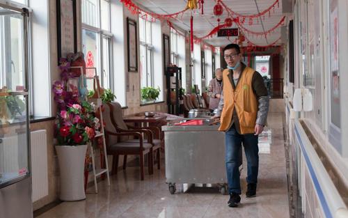给老年人看护者放个假 北京全面推广喘息服务，让爱与责任不再沉重